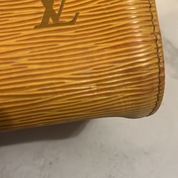 Louis Vuitton Yellow Epi Speedy 25 Hand Bag - Picture 16 of 16